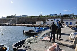 Vue des pécheurs sur le port.