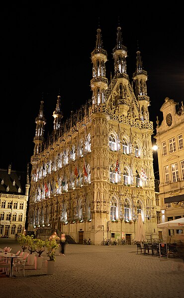 File:Leuven City Hall, looking up from base at night.jpg