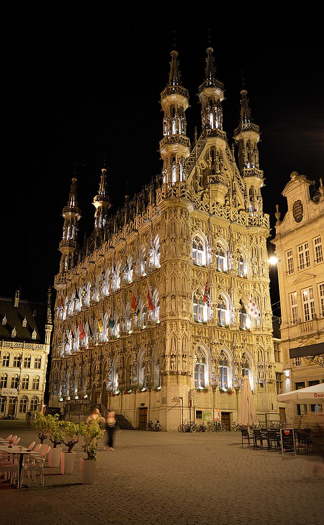 Ayuntamiento de Lovaina en la noche.