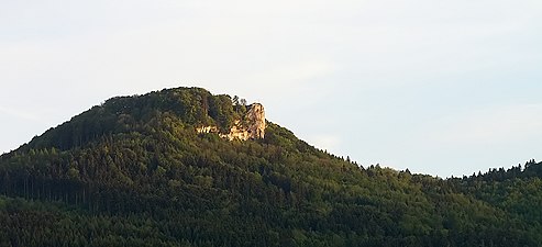 Der Lochenstein (963,6 m ü. NHN) von Weilstetten aus gesehen