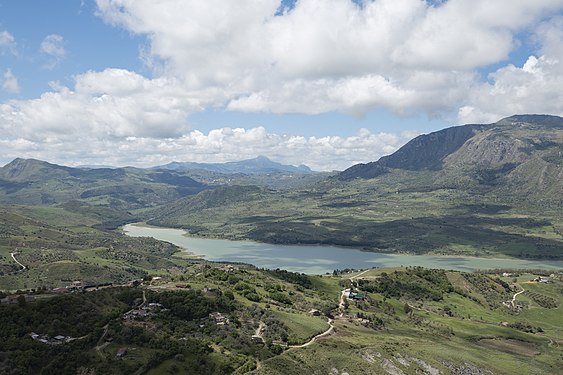 Blick über den Lago Rosamarina hinweg auf den Pzo. Cangialosa, Sizilien, Italien