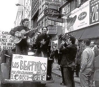 Los Beatniks promocionando el lanzamiento de su primer sencillo «Rebelde» en las calles de Buenos Aires, 12 de junio de 1966.