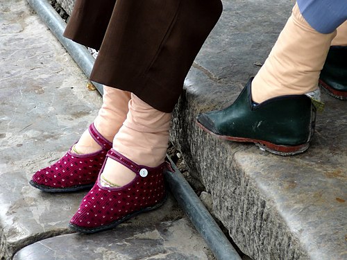 Na China até o século XX, os pés amarrados para ficarem minúsculos era considerado aristocrático e feminino para as mulheres