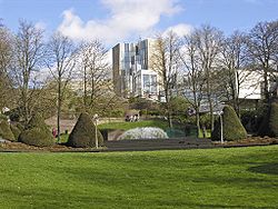 Museo Mönchengladbach con giardino di sculture.jpg