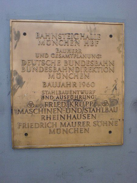 File:München Hauptbahnhof - Bronzeplatte zur Errichtung 1960.JPG