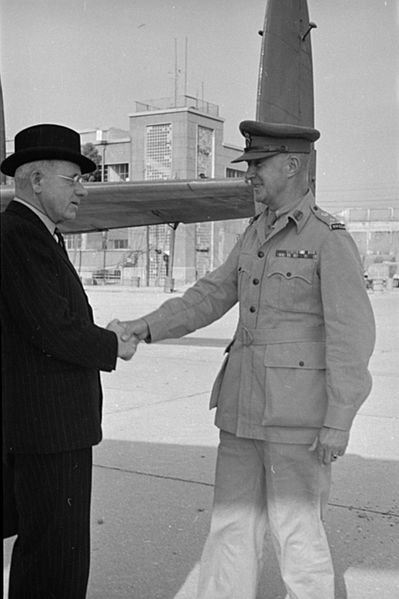 File:MG Stevens with Peter Fraser.jpg