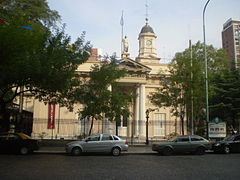 Escultura alegórica de la República en el edificio del Museo Histórico Sarmiento.