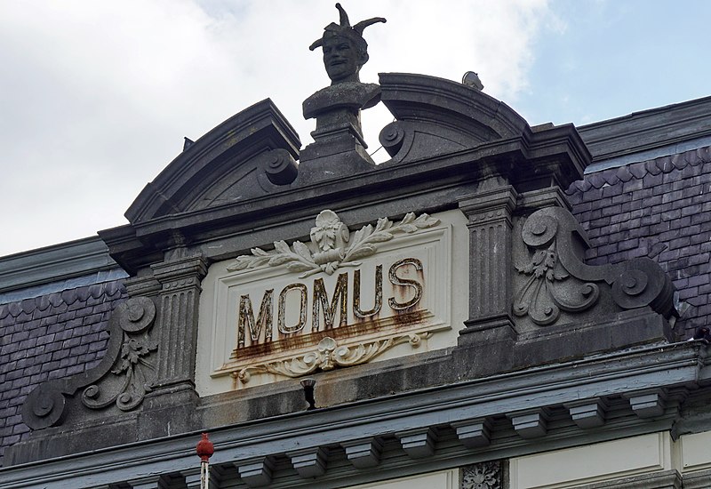 File:Maastricht - Vrijthof 8 - rijksmonument 27690 - Momus 20200607 detail kopgevel.jpg