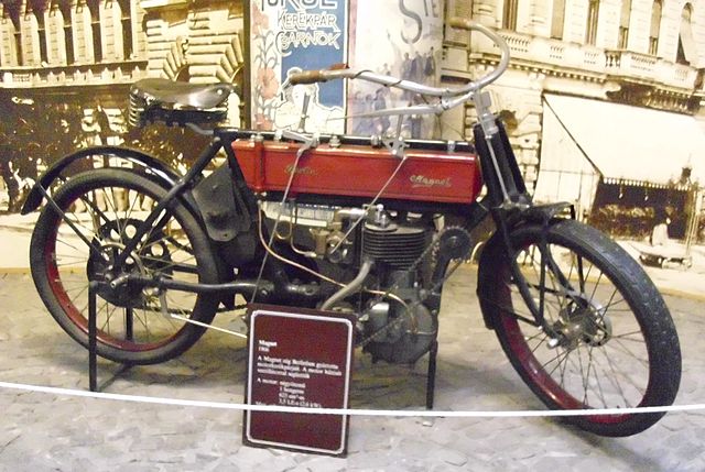 https://upload.wikimedia.org/wikipedia/commons/thumb/5/57/Magnet_Motorrad_1906.JPG/640px-Magnet_Motorrad_1906.JPG