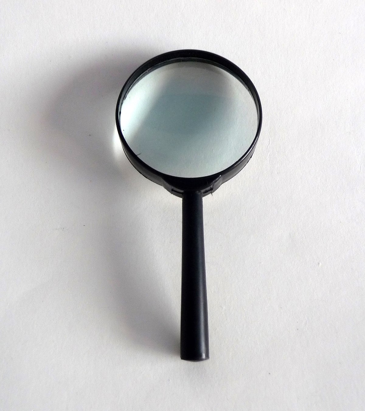 File:Magnifying glass 01.svg - Wikipedia