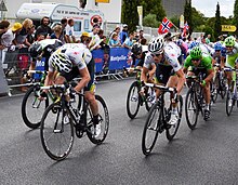Photographie des coureurs de l'équipe cycliste HTC, préparant le sprint pour Mark Cavendish lors du final de 15e étape du Tour de France 2011