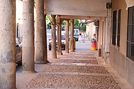 Calle típica con soportales