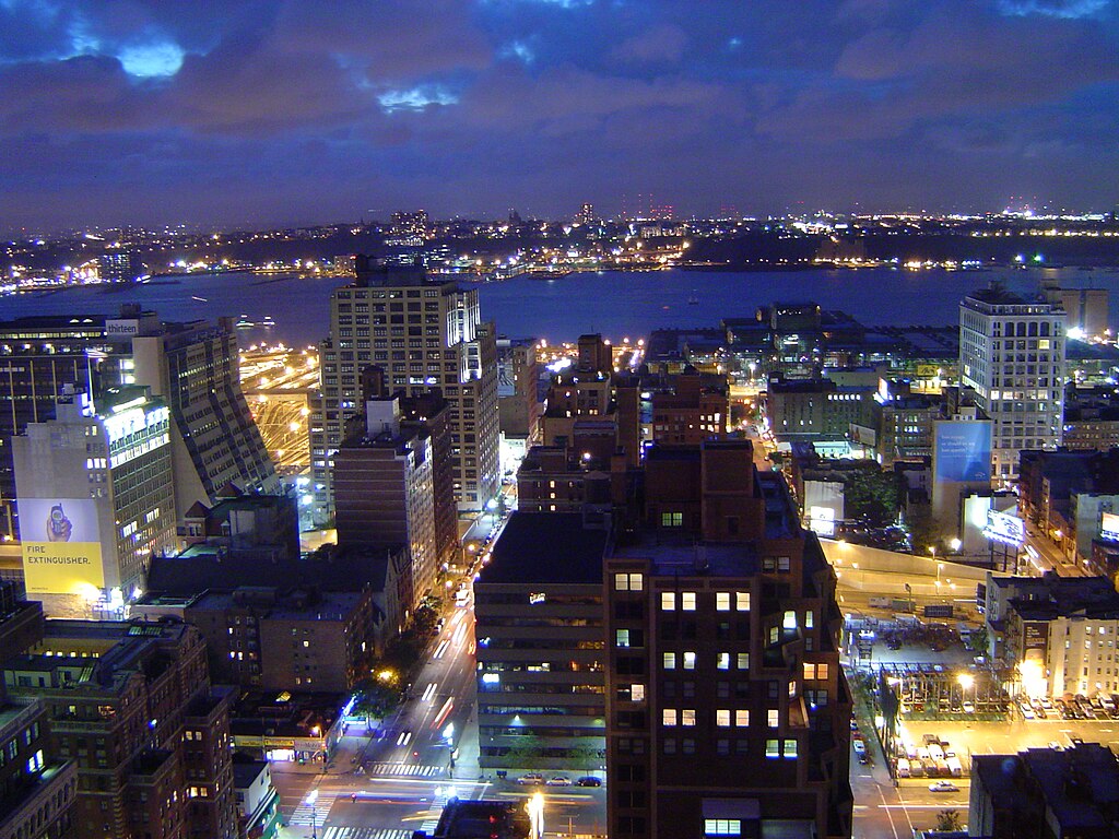 Vue aérienne nocturne du quartier central de la ville de New York (New York, États-Unis). (définition réelle 2 048 × 1 536*)