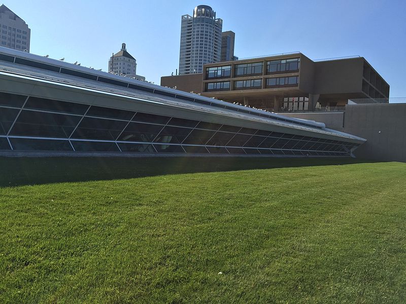 File:Milwaukee Art Museum-Lakefront (20080400616).jpg