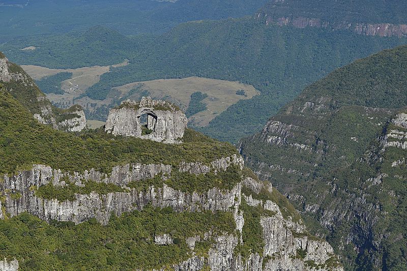 File:Morro da Igreja - Pedra Furada - Zoom - 1.jpg