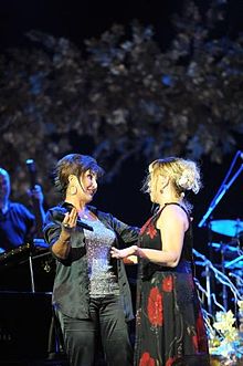 Nükhet Duru (solda) ve Sezen Aksu Cemil Topuzlu Açıkhava Tiyatrosu'nda bir konserde, İstanbul, 2012