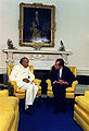 Richard Nixon na setkání v Oválné kanceláři s prezidentem Pákistánu Zulfikárem Alí Bhuttoem. Za nimi krb a nad ním obraz George Washingtona