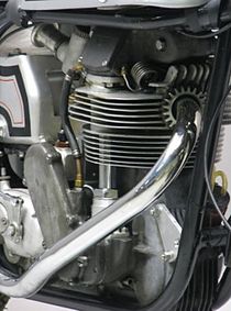Motor van een 40M Manx 350 cc uit 1956: de koelribben liepen nu om de koningsas heen