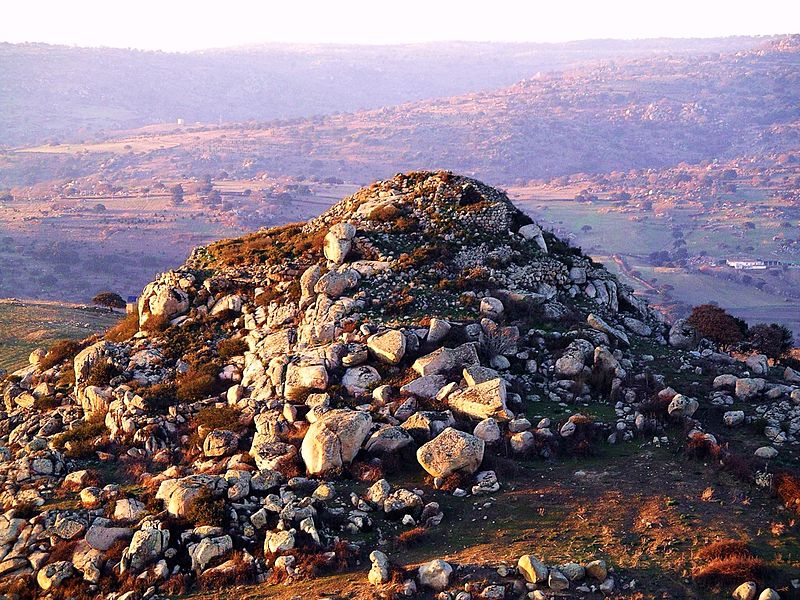 File:Nuoro - nuraghe nord dei "tres nuraghes".JPG