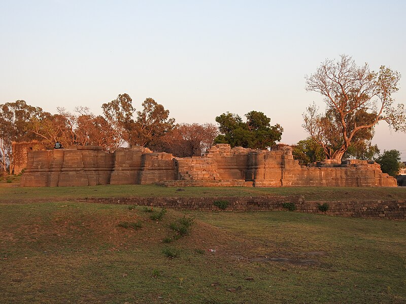 File:Nurpur fort ,inner view of ruins.jpg