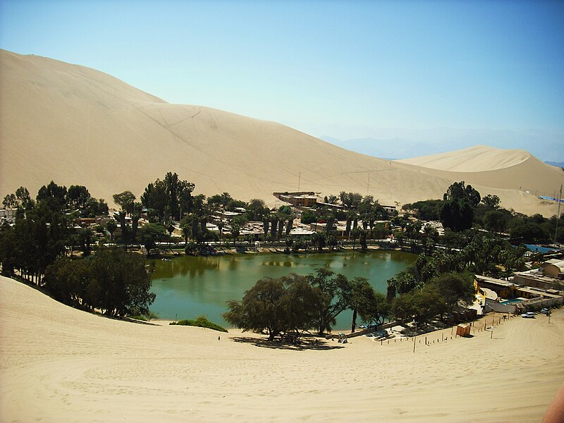 File:Oasis Huacachina.JPG