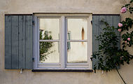 English: A window in the courtyard of Schloss Blutenburg. Deutsch: Ein Fenster im Innenhof von Schloss Blutenburg.