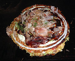 Okonomiyaki met een topping van bonito-vlokken