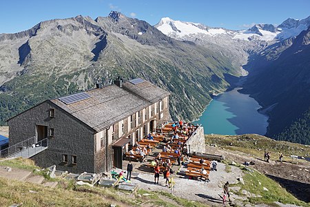 Olpererhütte gegen Schlegeisspeicher und Zillertaler Alpen