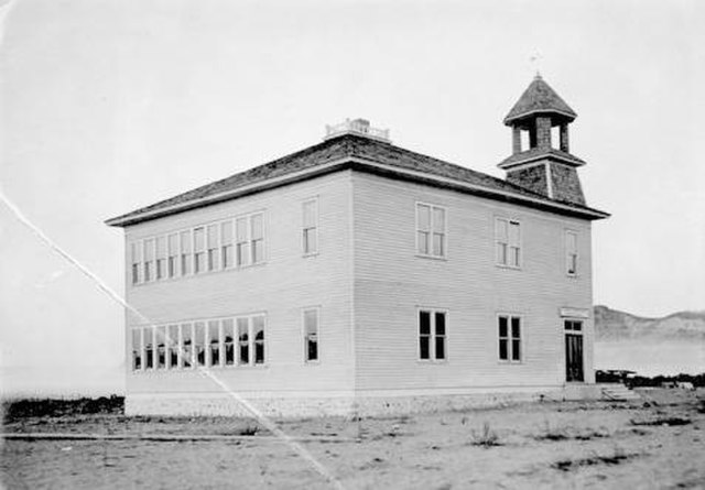 Omak Schoolhouse, 1910