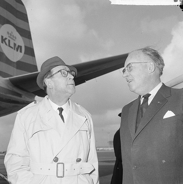 File:Opdracht Uitgeverij Bruna te Utrecht, Georges Simenon bij aankomst Schiphol, Bestanddeelnr 917-7506.jpg