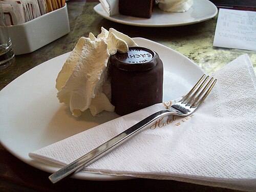 So wird das Original Sacher Punschdessert im Café Sacher in Wien serviert.