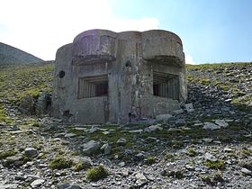 La casamata con dos ranuras para ametralladoras.