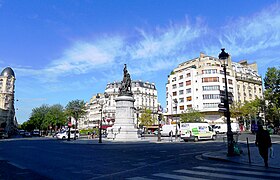 Vista de la plaza con el monumento al Mariscal Moncey