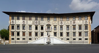 Le Palazzo della Carovana (palais de la caravane), appelé également Palazzo dei Cavalieri (palais des chevaliers), hébergeant l’École normale supérieure fondée en 1810 par Napoléon à Pise, alors dans le département de Méditerranée, aujourd’hui en Toscane. (définition réelle 3 216 × 1 732)
