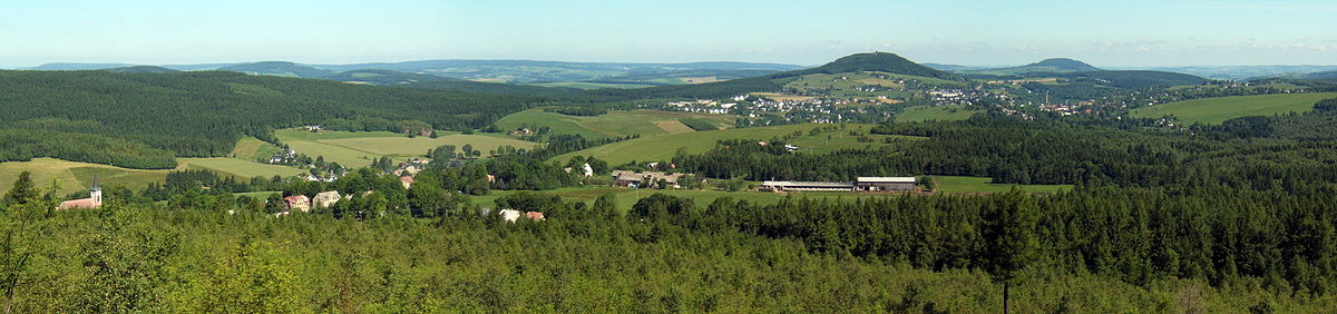Panoramablick vom Hohen Stein auf Nové Zvolání, Bärenstein mit dem Berg Bärenstein und Vejprty.