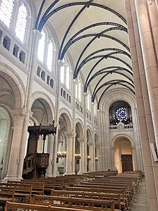 La nef vers l'orgue et le narthex.