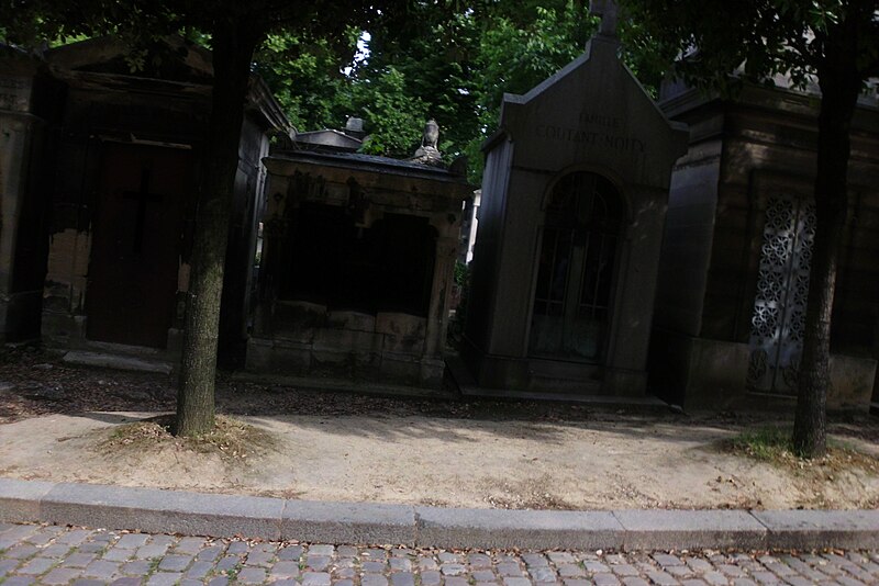 File:Paris Père Lachaise Chapelle funéraire Coutant-Moity.jpg