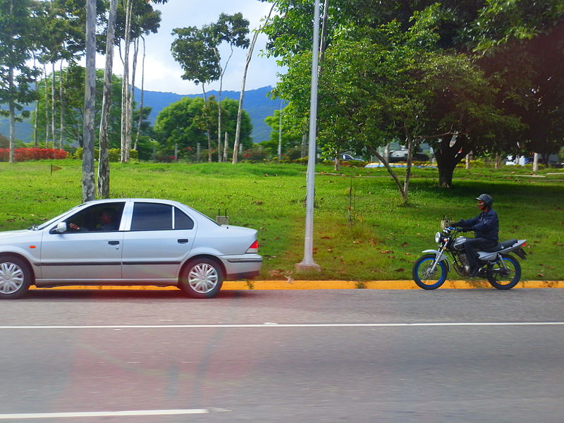 File:Parques en la autopista Valle-Coche, Fuerte Tiuna.jpg