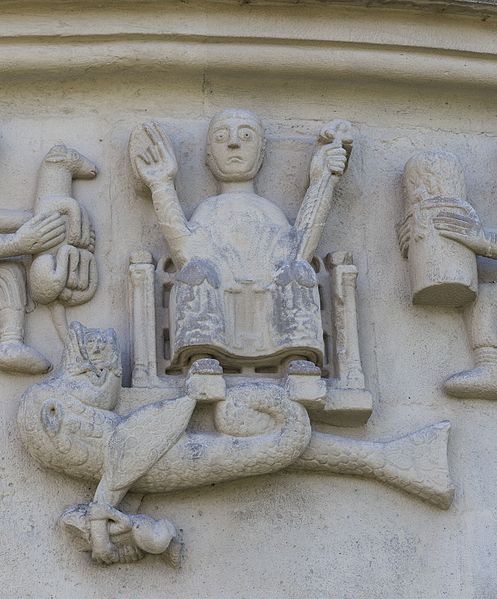 File:Pfarrkirche Schöngrabern, Figuren an der Apsis-5982.jpg