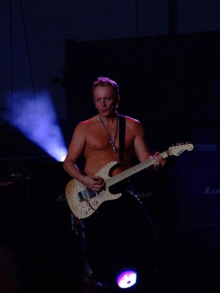 File:Phil Collen - Def Leppard (1).jpg