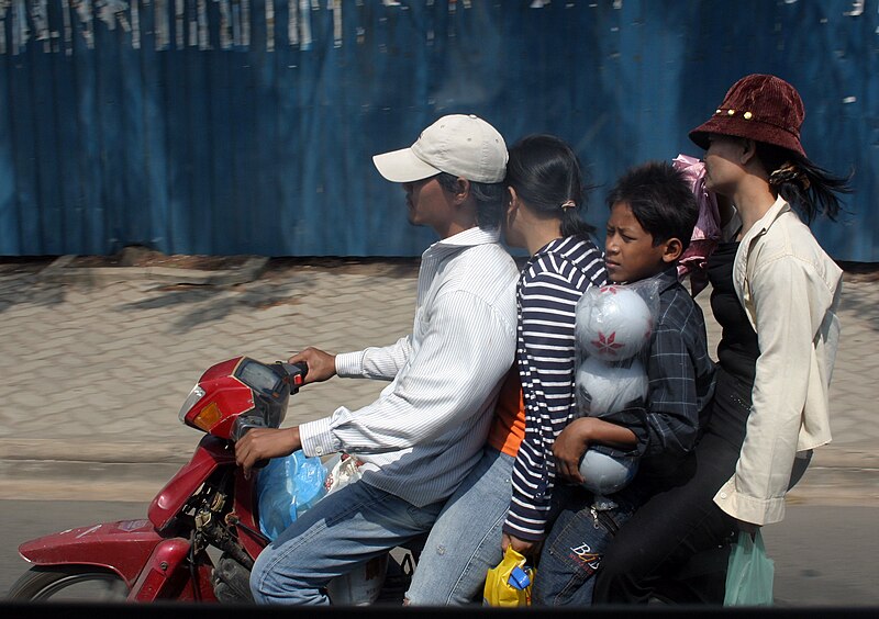 File:Phnom Penh-Strassenszenen-12-Moped-Besatzung-2007-gje.jpg