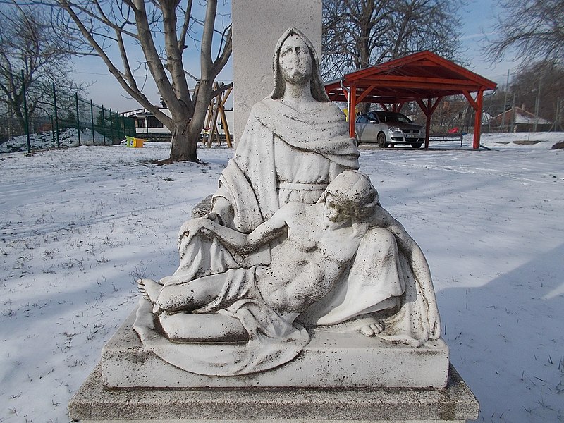 File:Pieta-szobor mészkő feszület tövében, 2019 Pesthidegkút-Ófalu.jpg