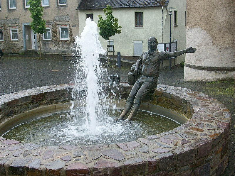 File:Pilgerbrunnen Kaisersesch.JPG