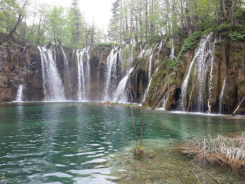 File:Plitvice lakes national park 31.jpg