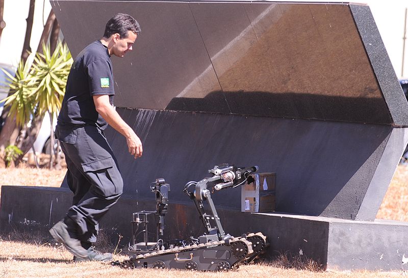 File:Polícia Federal showcase Grupo de Bombas e Explosivos equipment for 2014 FIFA World Cup security 2010-08-02 4.jpg