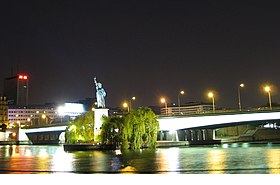 Le pont de Grenelle-Cadets-de-Saumur de nuit.