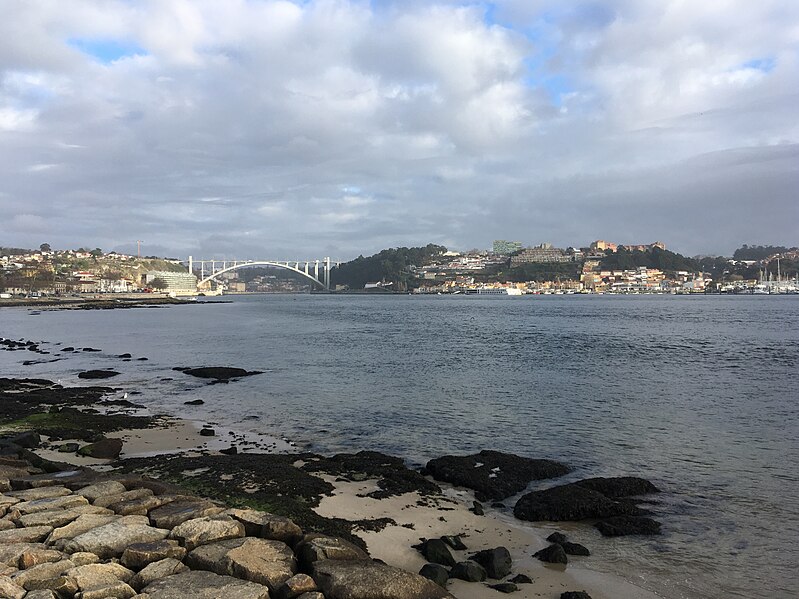 File:Porto -i---i- (24532875787).jpg