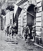 1944 Warsaw Uprising - Patrol of Lieut. Stanislaw Jankowski ("Agaton") from Batalion Piesc, 1 August 1944: "W-hour" (17:00) Powstanie warszawskie patrol.jpg