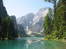 Il lago di Braies con la Croda sullo sfondo