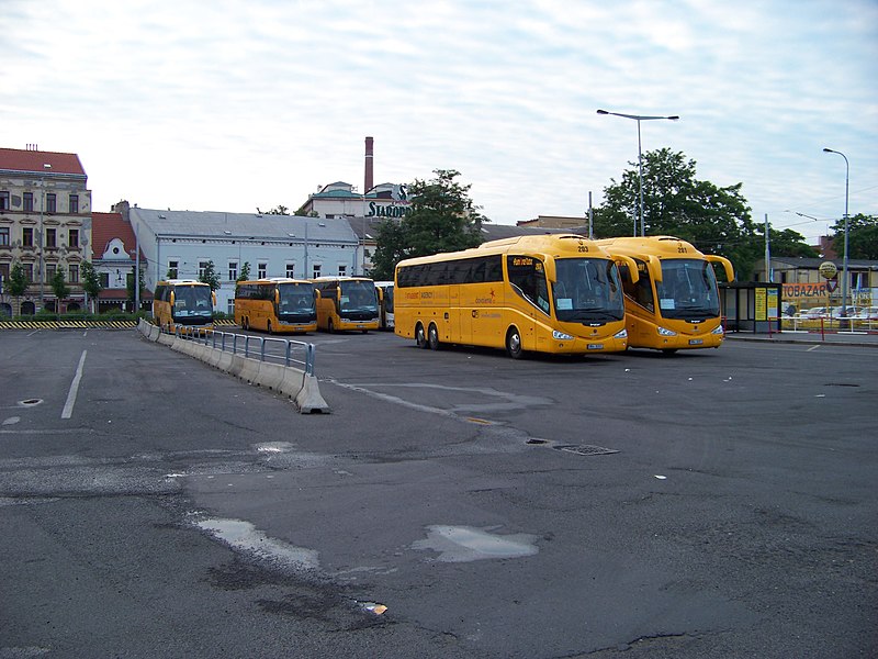 File:Praha, Na Knížecí, autobusy Student Agency.jpg